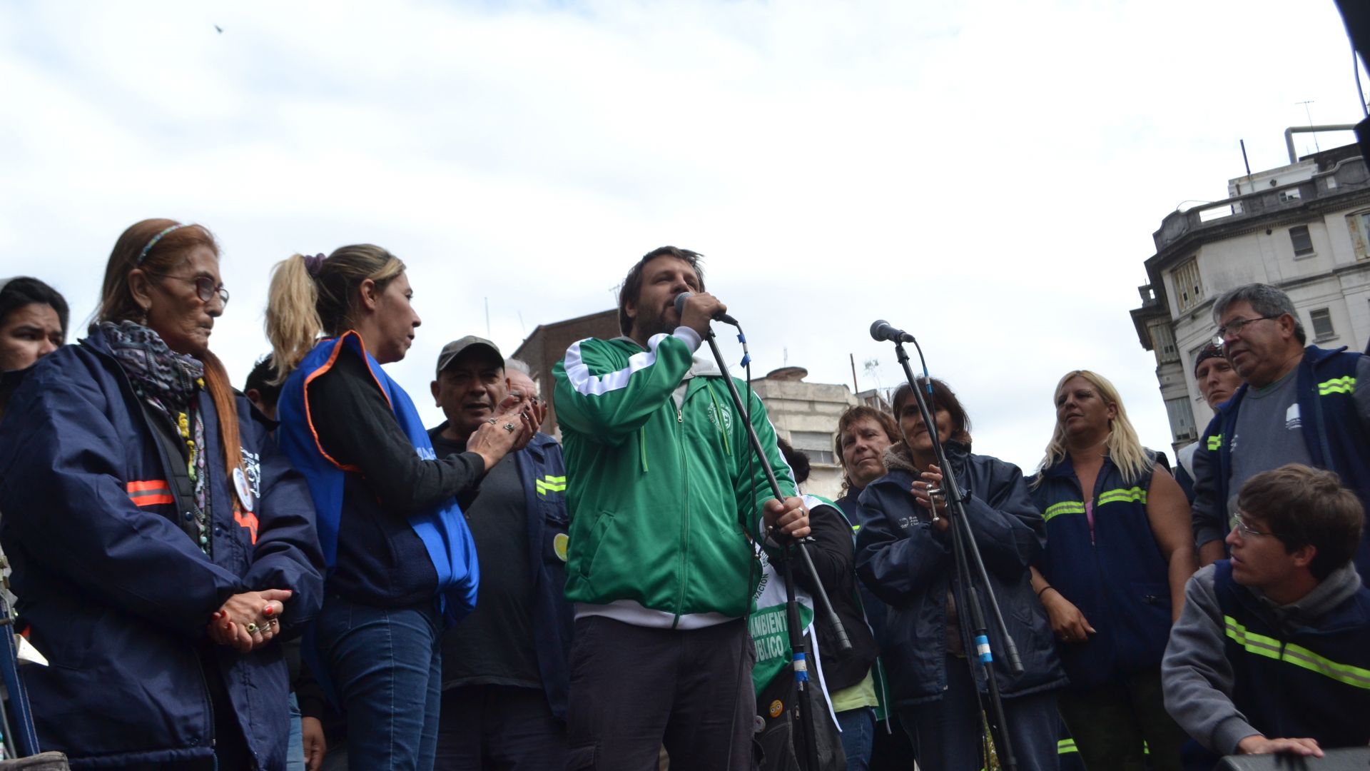 Multitudinaria movilización al Ministerio de Ambiente para repudiar el negocio de la incineración de Larreta