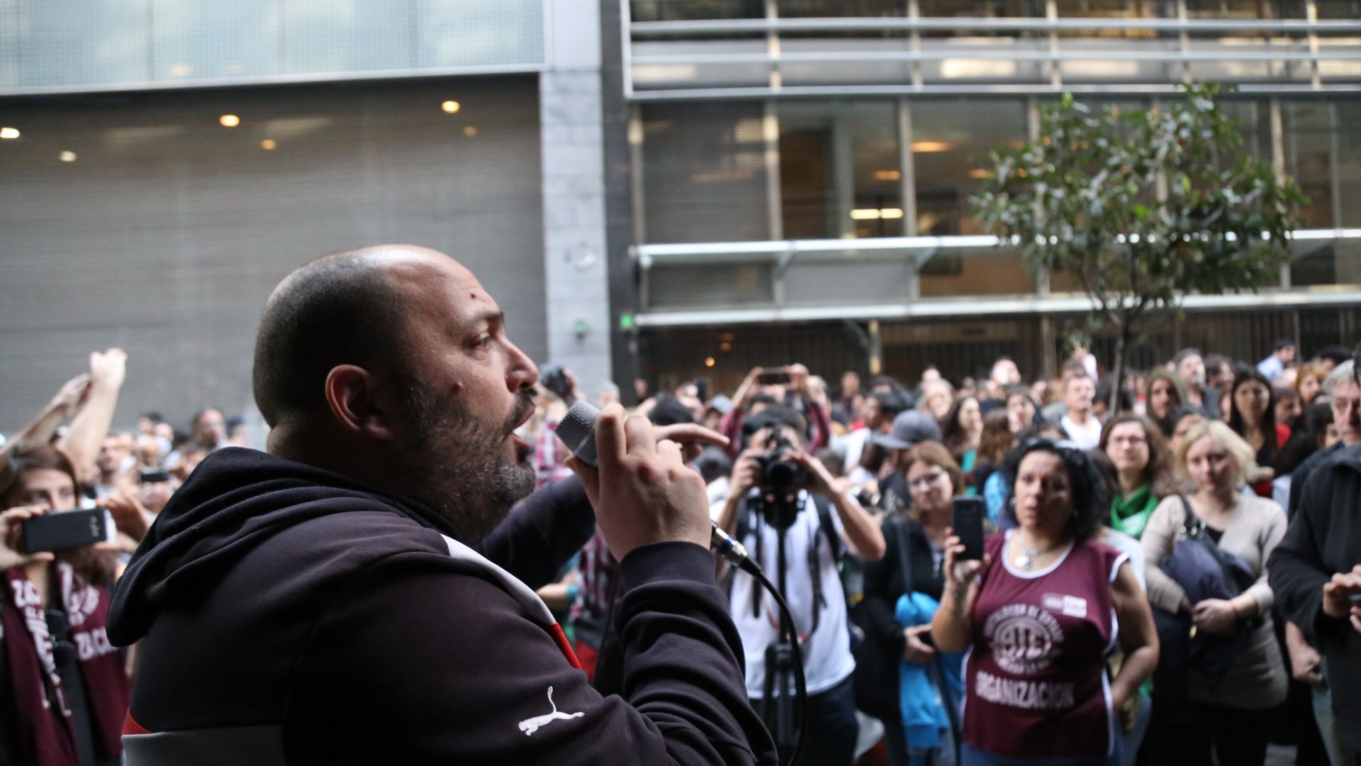 Multitudinaria asamblea en el Ministerio de Justicia contra el ajuste y los despidos