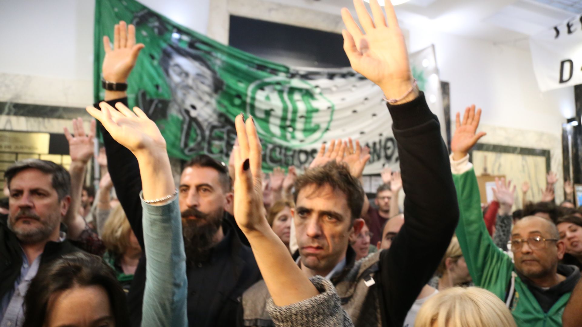 Multitudinaria asamblea en el Ministerio de Justicia contra el ajuste y los despidos