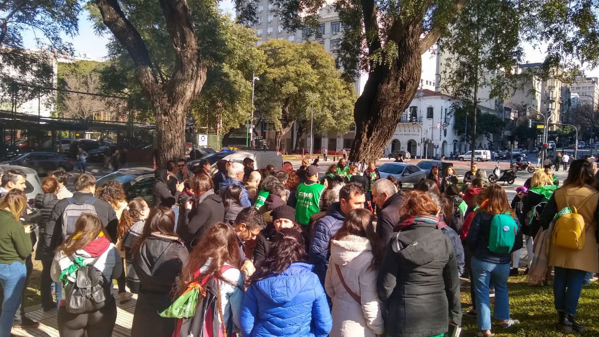 Por la reincorporación de una despedida con licencia por violencia de género