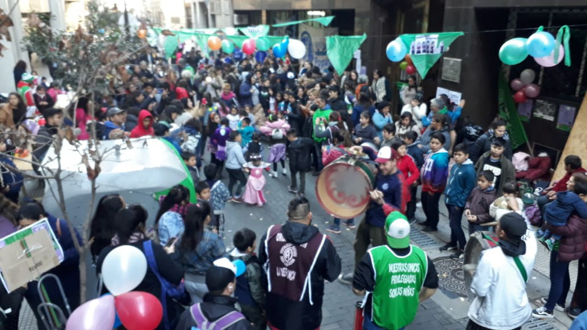 Niñez en Emergencia: jornada cultural de lucha frente a la Secretaría Nacional de Niñez, Adolescencia y Familia