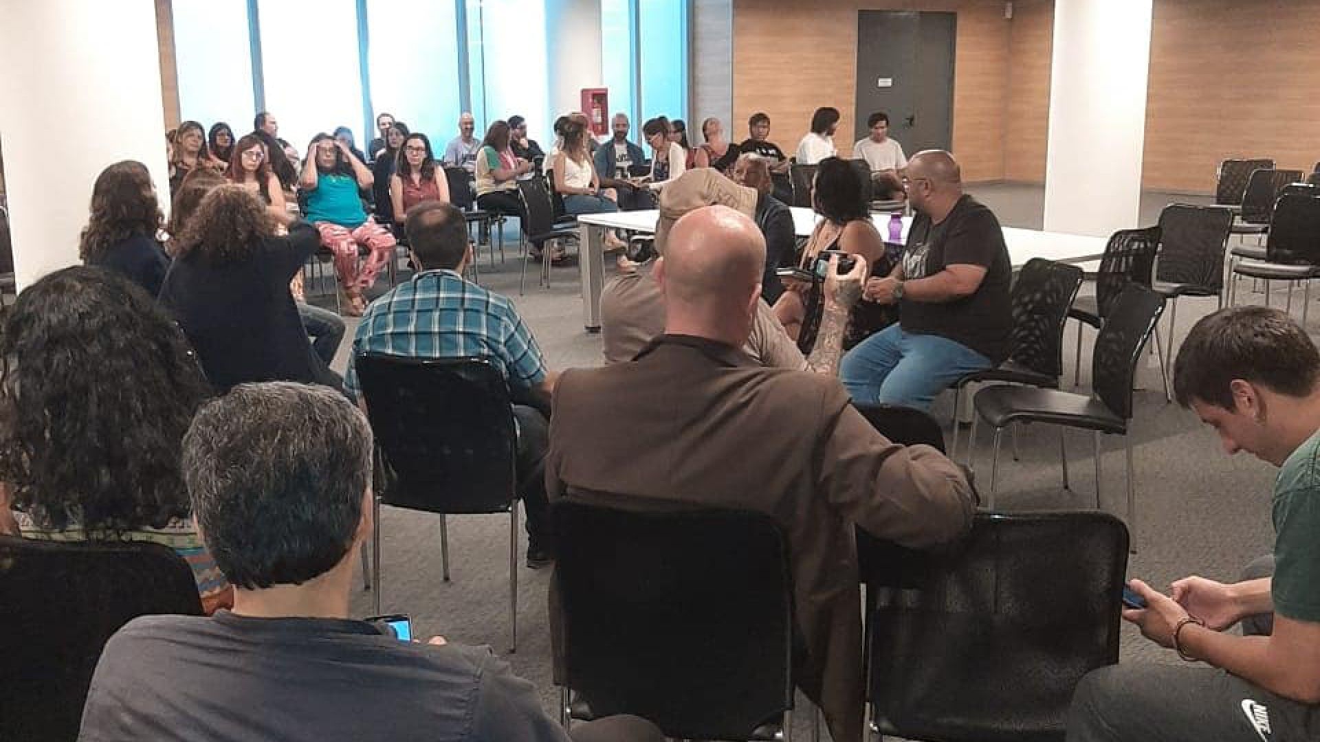 Multitudinaria asamblea en el Ministerio de Educación e Innovación del Gobierno de la Ciudad