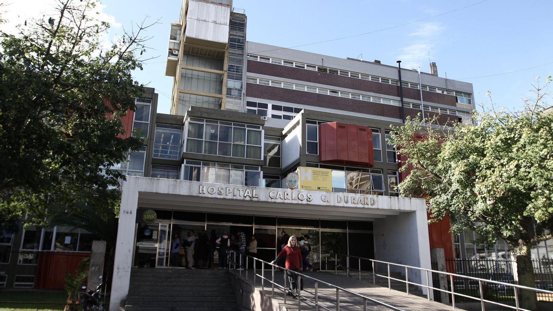 Pintadas en el Hospital Durand que reivindican al nazismo y la dictadura militar