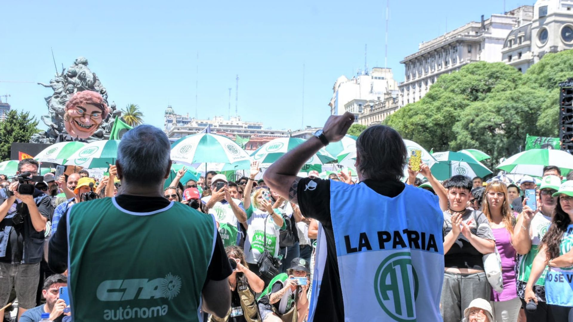 Contundente movilización al CCK en defensa del salario y los puestos de trabajo