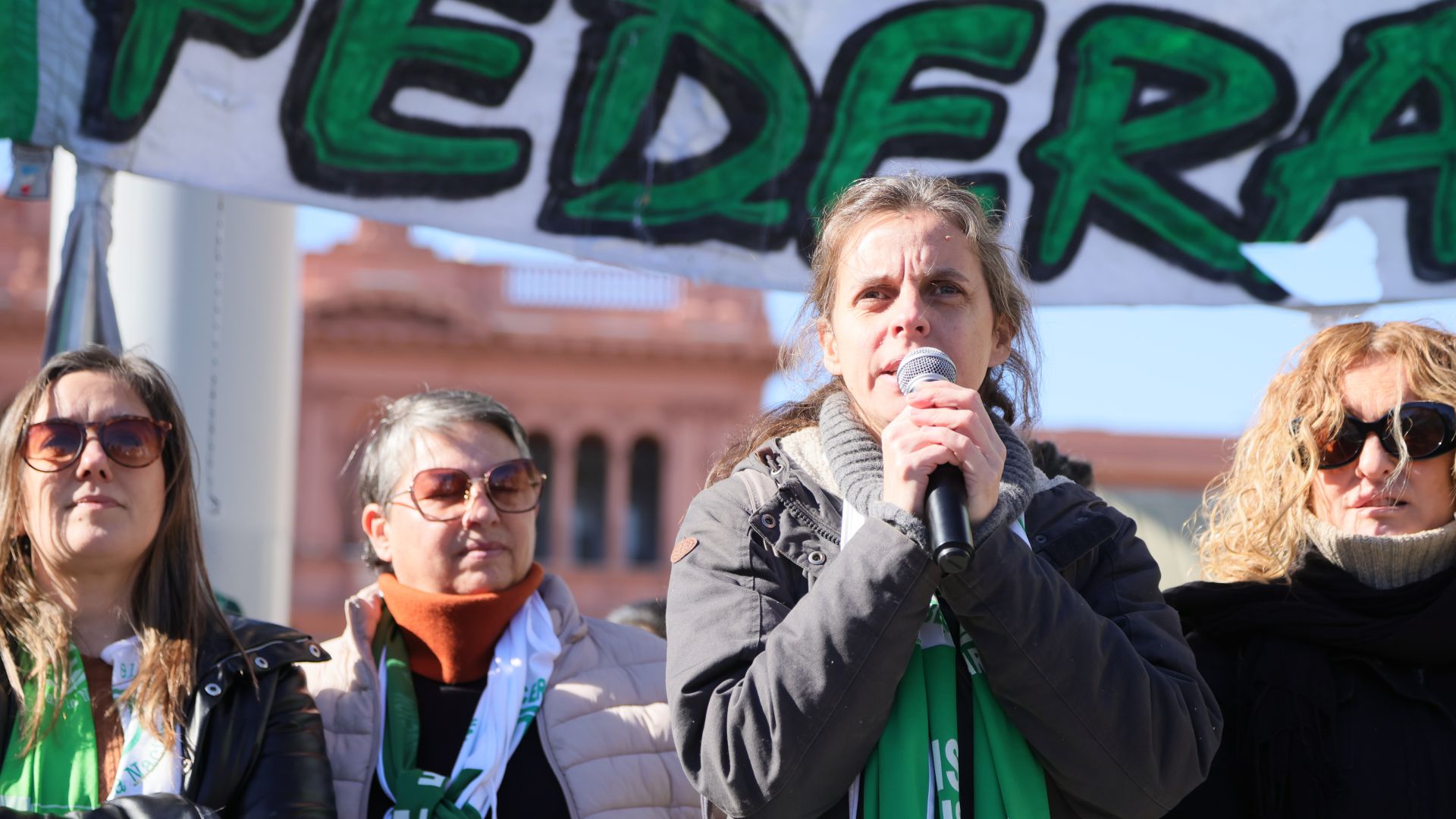 Sabemos de lucha, sabemos de resistencia: Olla popular en Plaza de Mayo