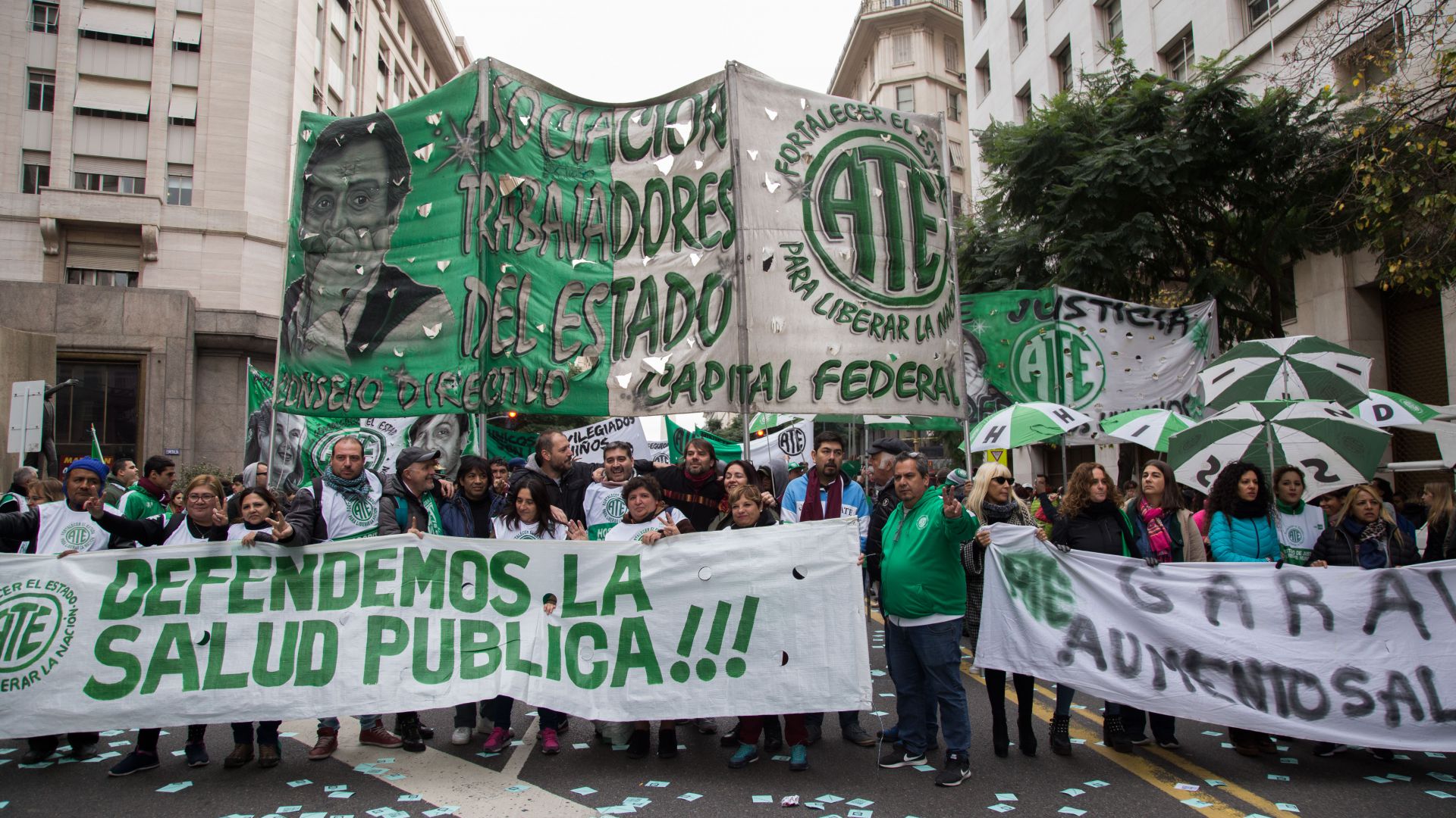 Masivo cese de actividades y movilización por apertura de paritarias