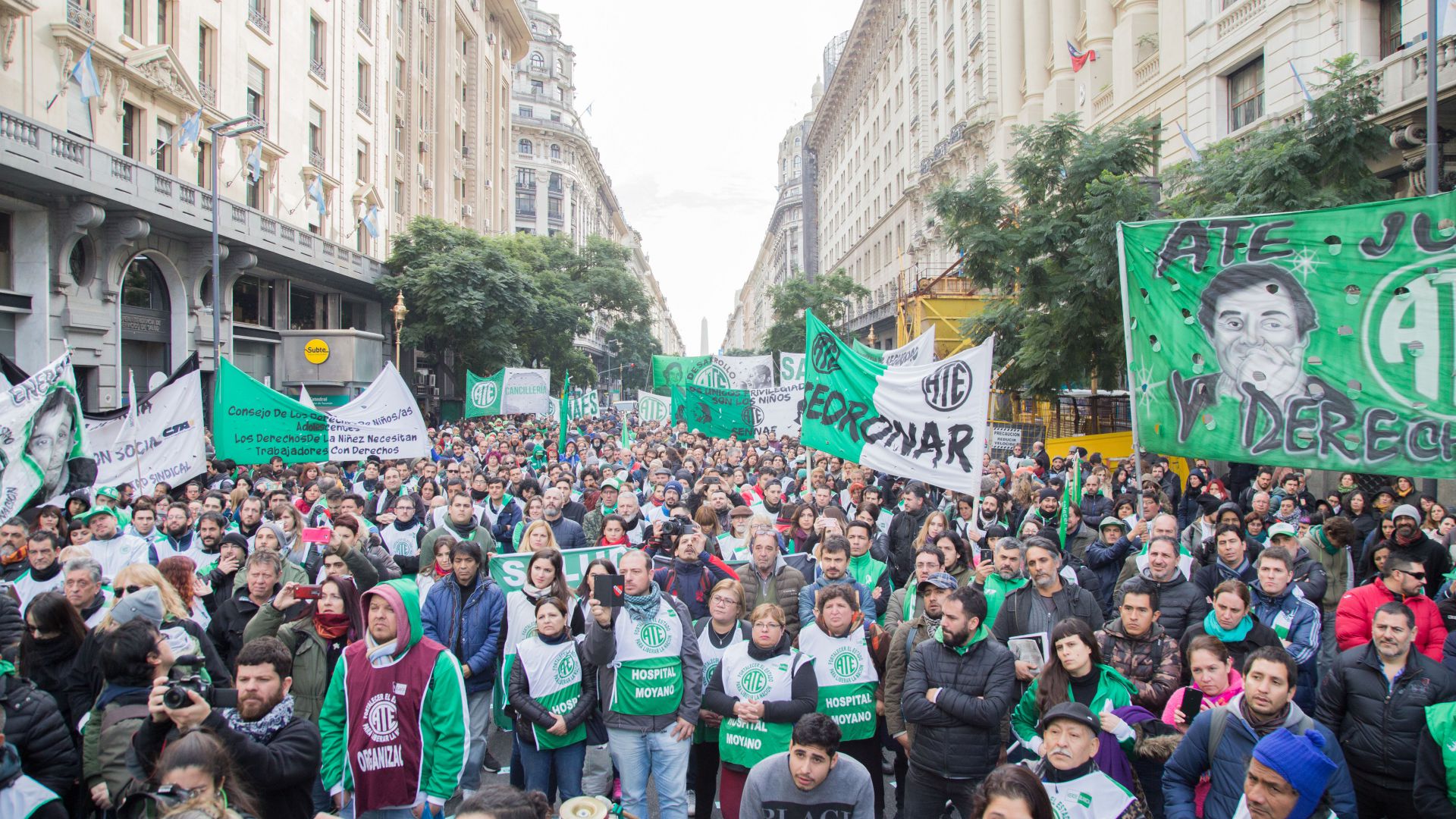 Masivo cese de actividades y movilización por apertura de paritarias