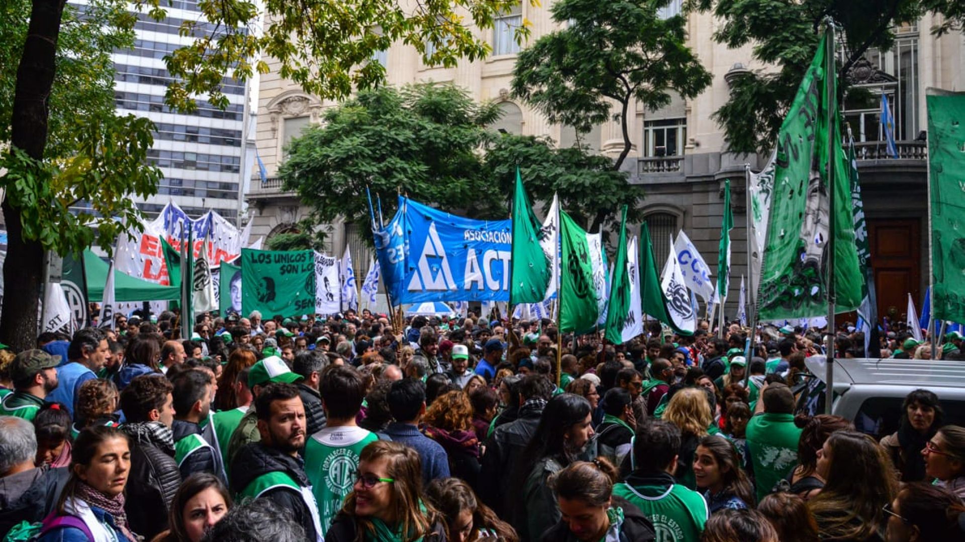 Alto acatamiento al paro nacional  y masiva movilización de trabajadores y trabajadoras a Plaza de Mayo