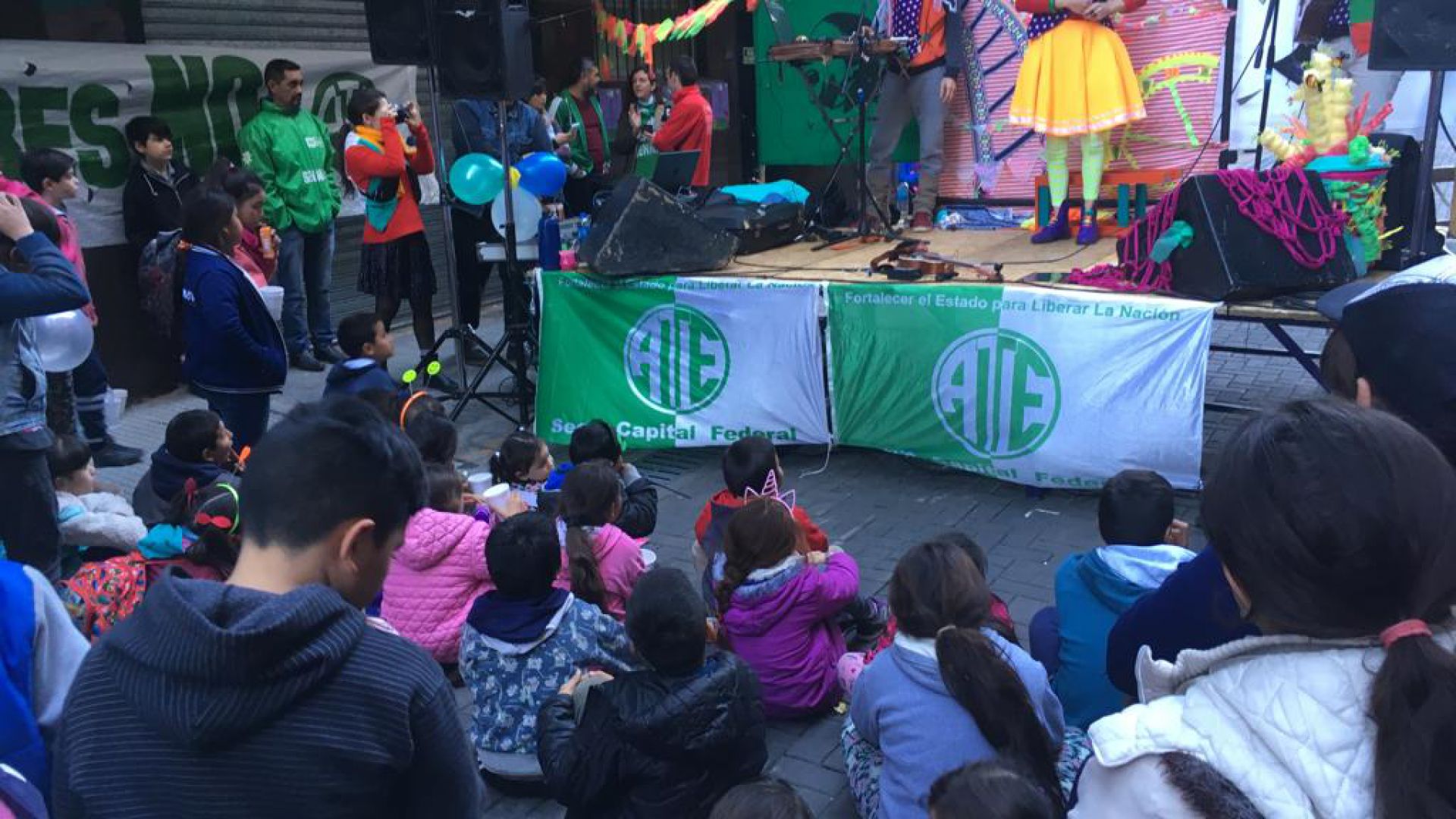 Niñez en Emergencia: jornada cultural de lucha frente a la Secretaría Nacional de Niñez, Adolescencia y Familia