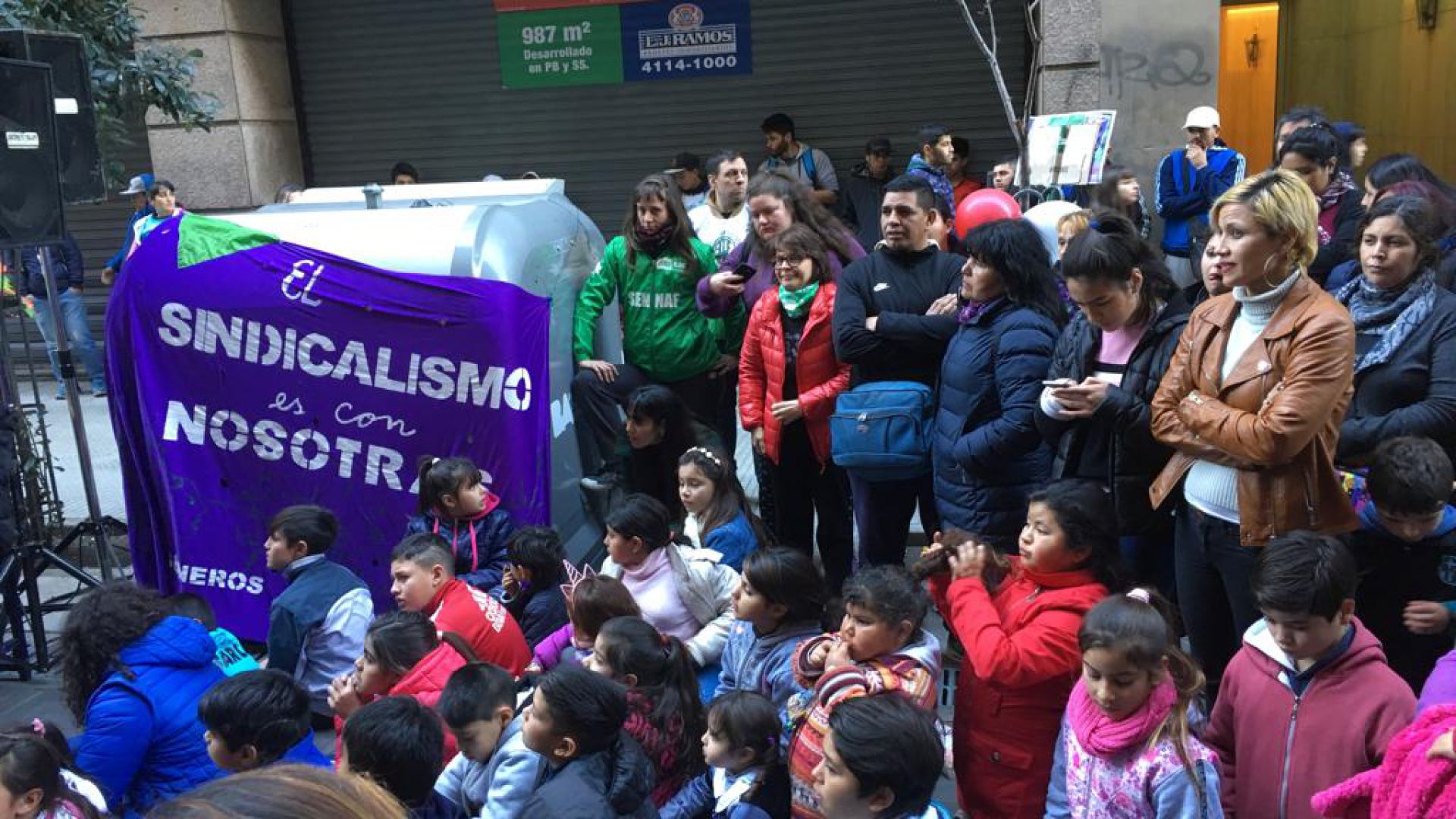 Niñez en Emergencia: jornada cultural de lucha frente a la Secretaría Nacional de Niñez, Adolescencia y Familia