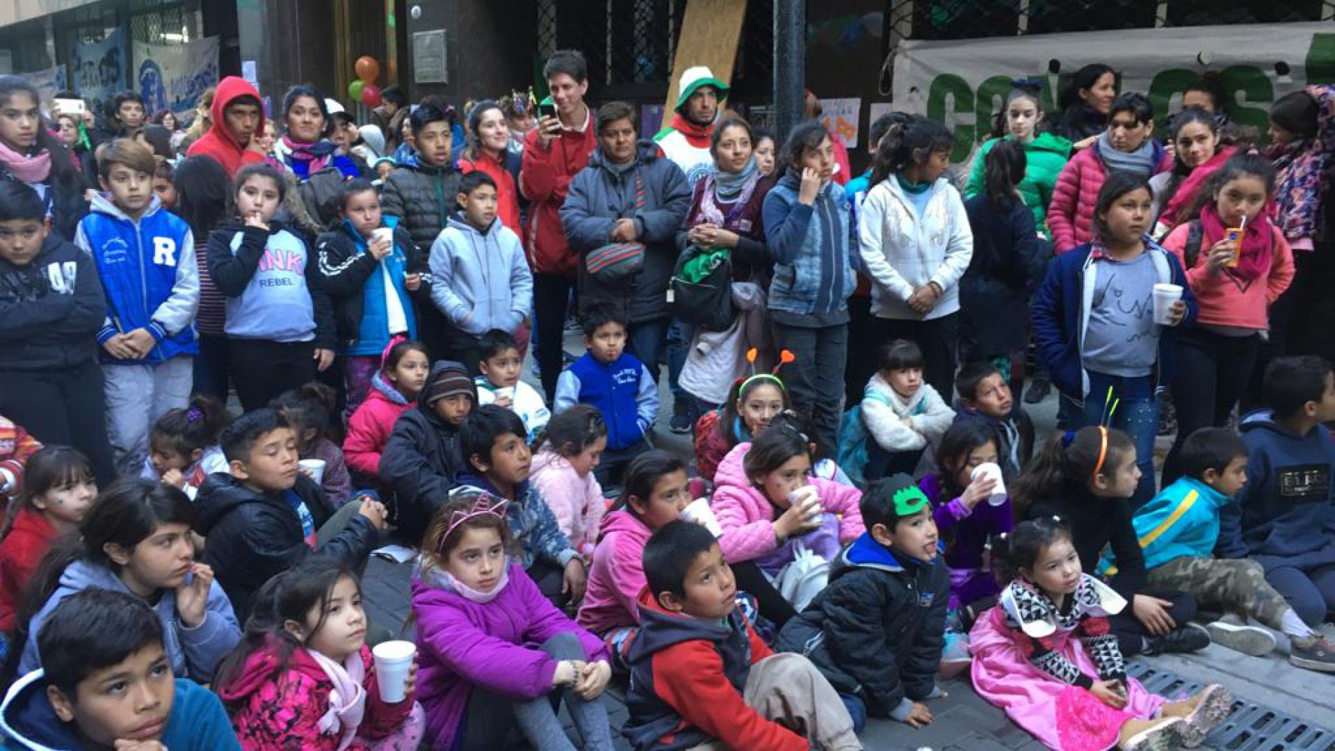 Niñez en Emergencia: jornada cultural de lucha frente a la Secretaría Nacional de Niñez, Adolescencia y Familia