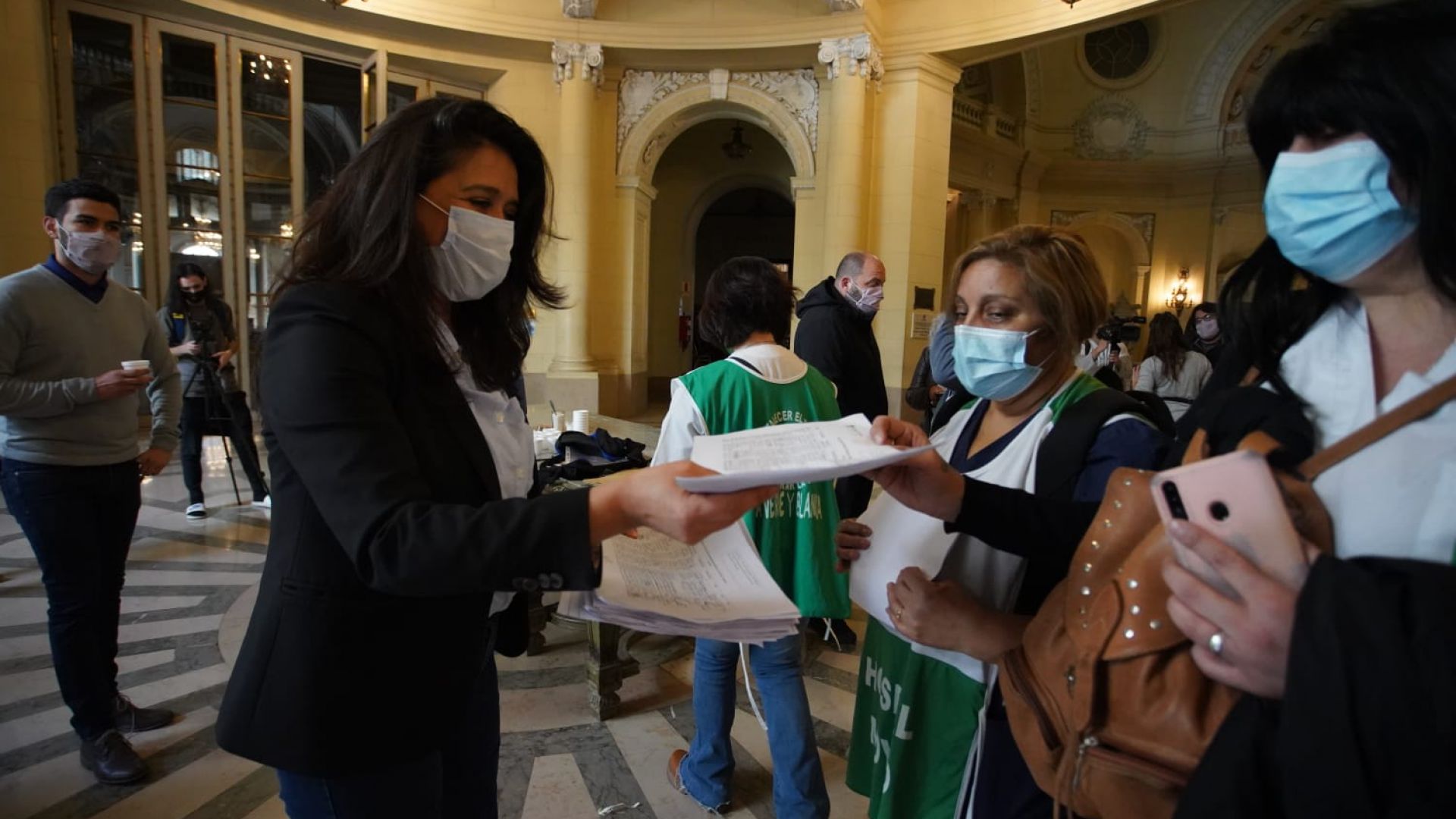Enfermería es Profesional: junto a Victoria Montenegro entregamos las primeras firmas del Proyecto de Ley