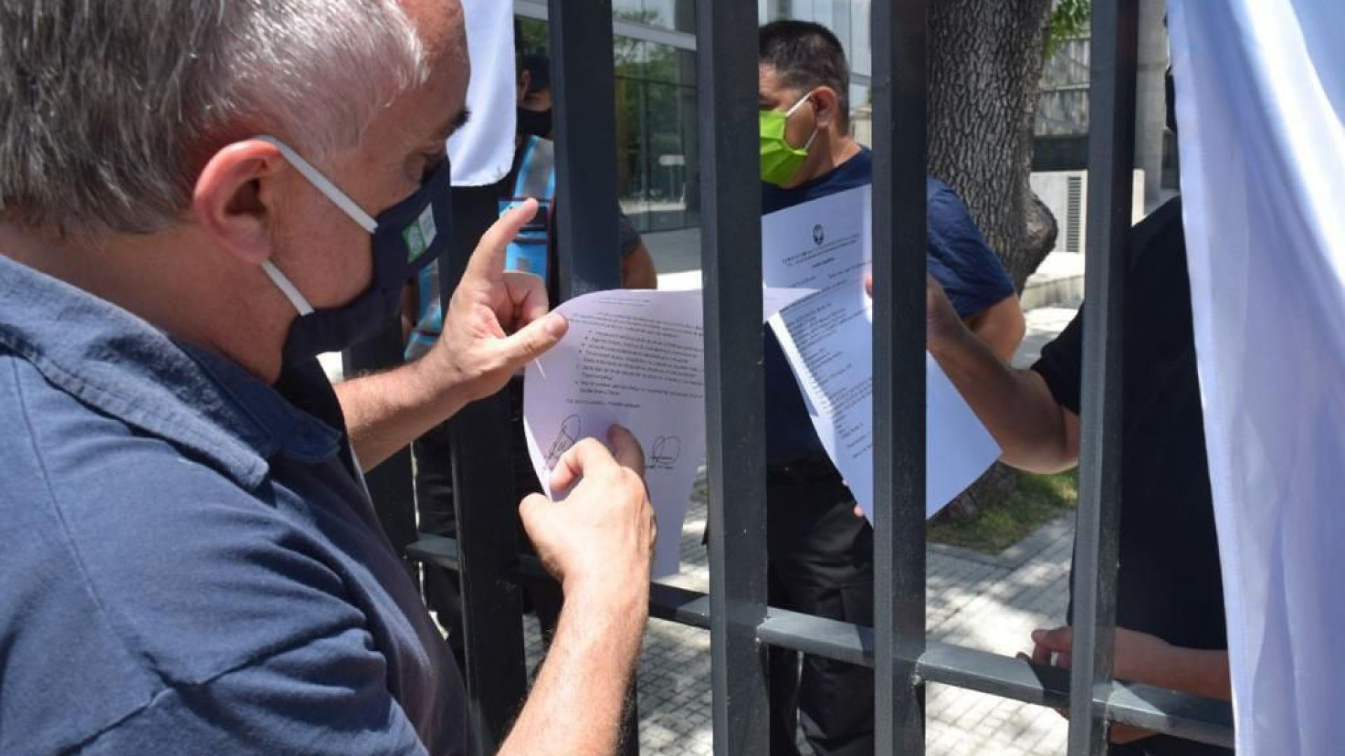 Por la equiparación del bono de fin de año para todes les estatales y docentes