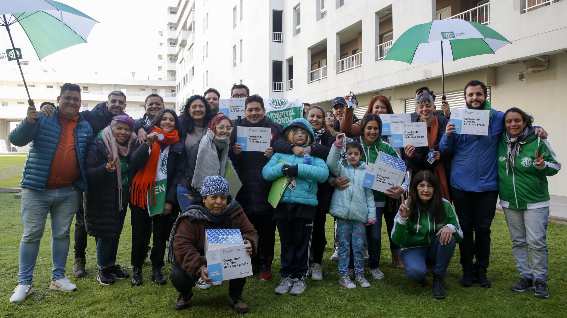 Nueva entrega de viviendas a afiliades