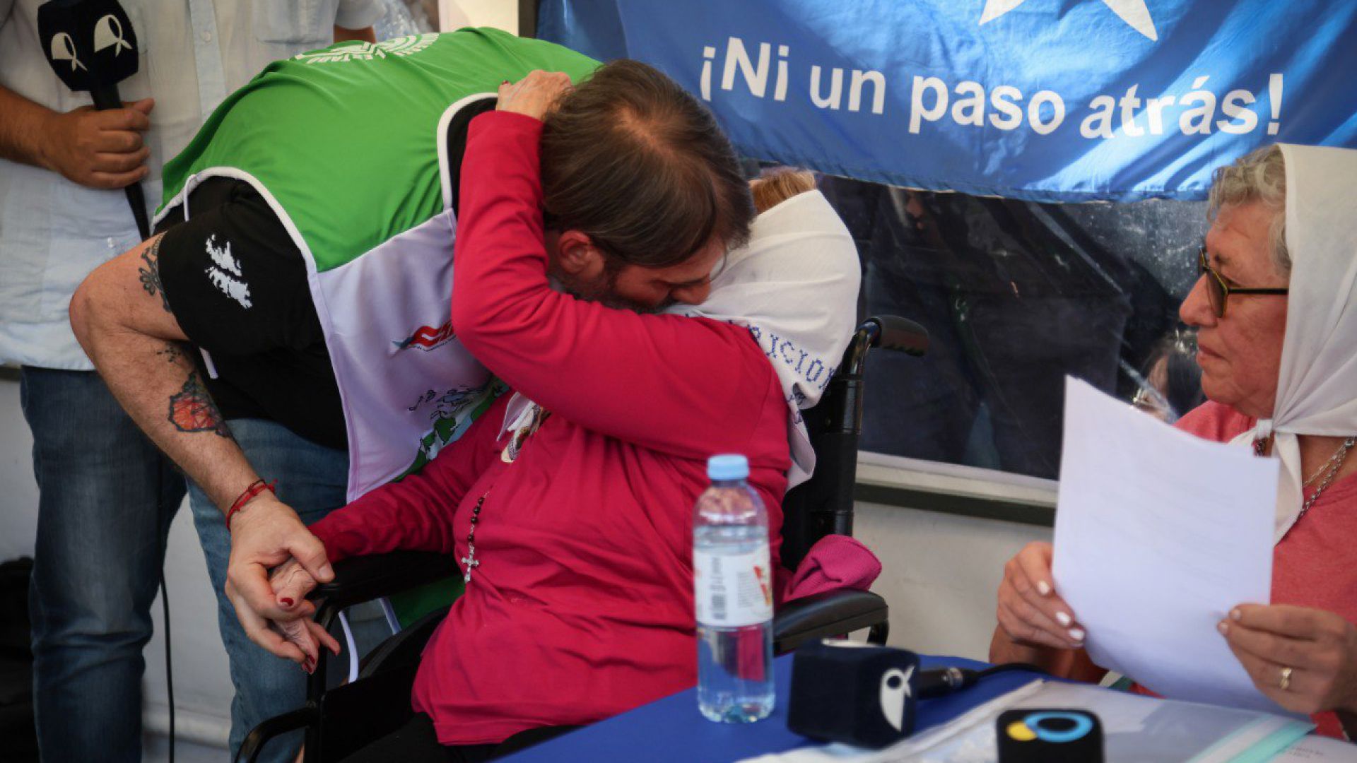 Junto a la dignidad de las Madres de Plaza de Mayo