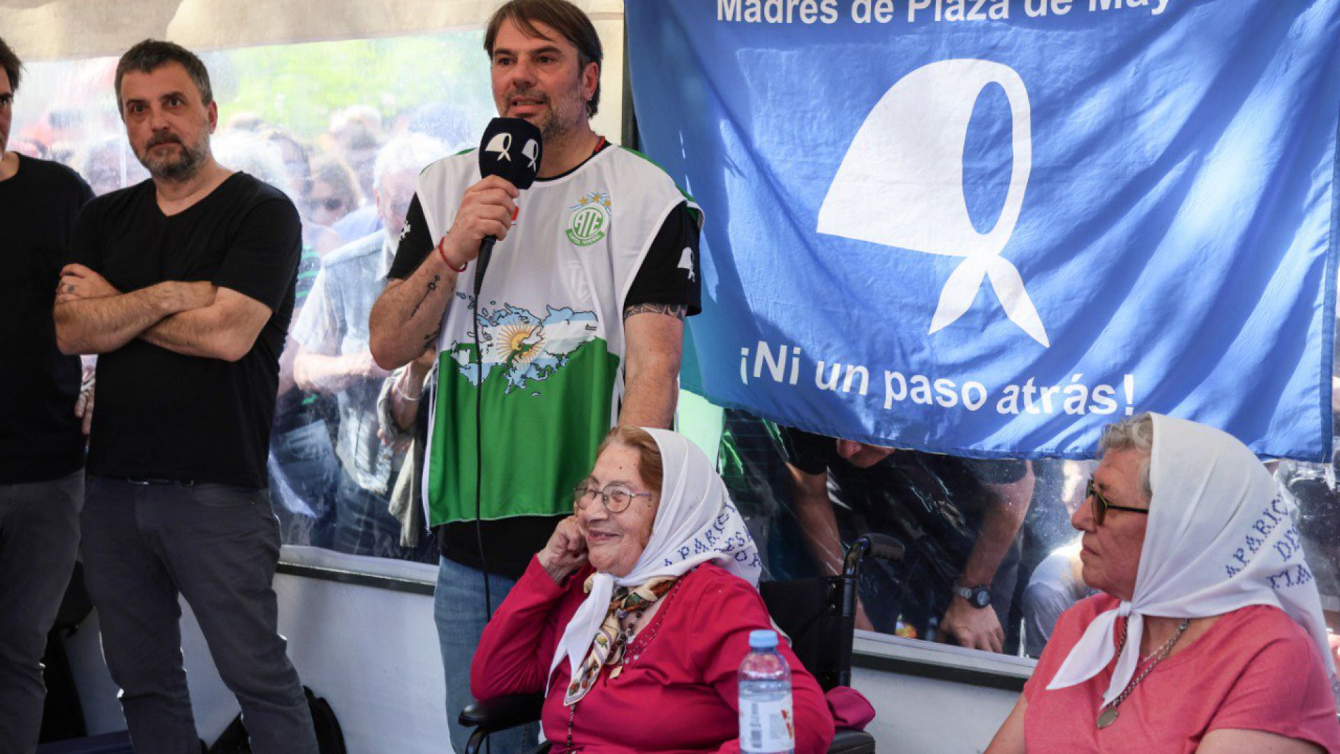 Junto a la dignidad de las Madres de Plaza de Mayo